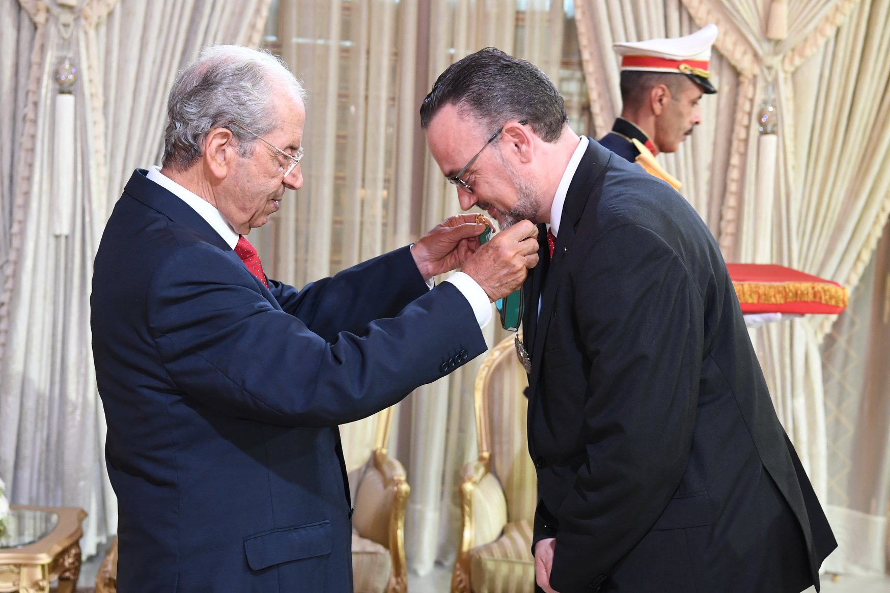 الناصر يمنح الصنف الثاني من وسام الجمهورية لرئيس مكتب البنك الأوروبي للاستثمار بتونس