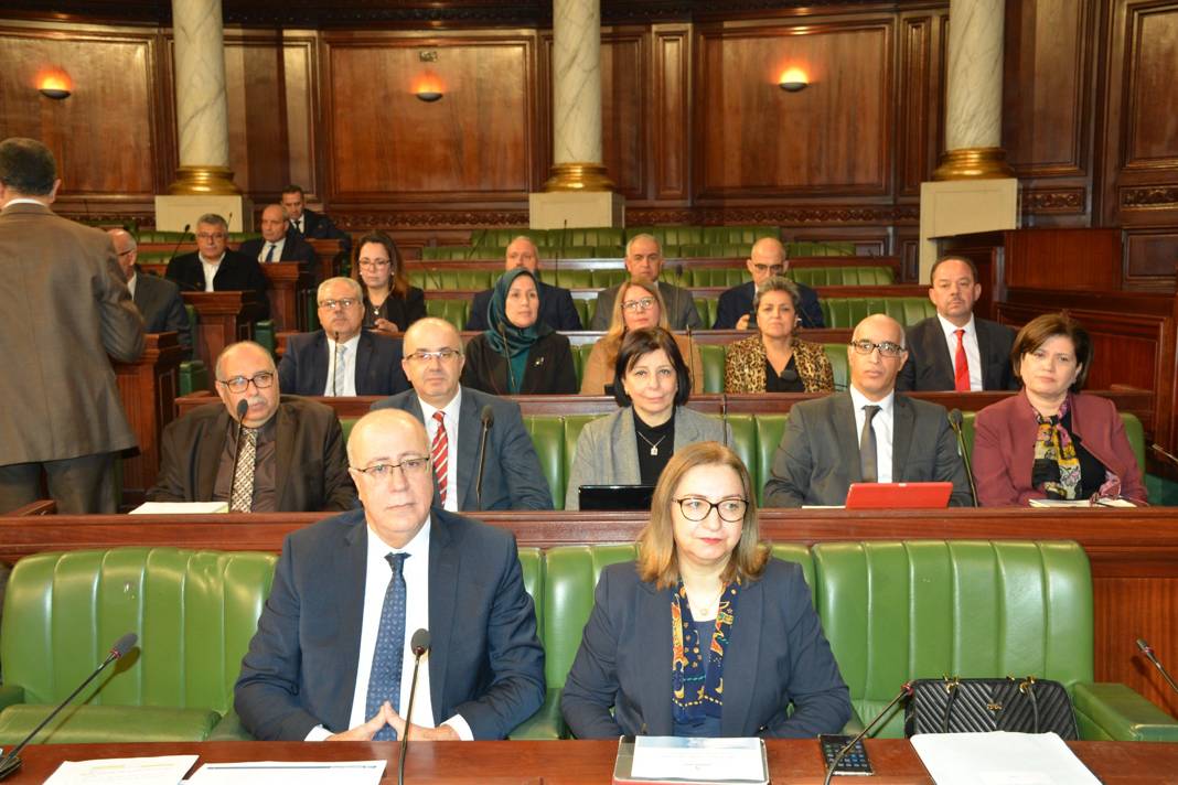 نواب البرلمان يحملون محافظ البنك المركزي مسؤولية الأزمة المالية بتونس